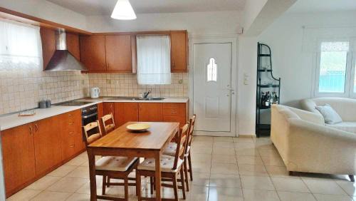 Akoumia Apartment | Cozy Oceanfront Melina Apartment in Akoumia Village