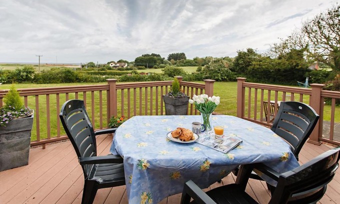 Weybourne House | Discover Mellors Holt: 4-Star Retreat with Top Reviews