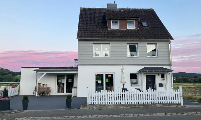 Kreiensen Apartment | Family-Friendly Mellys Café & Store with Great Reviews