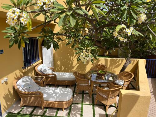 Costa Meloneras Apartment | Experience Meloneras: Oceanfront Bliss with Pool Access