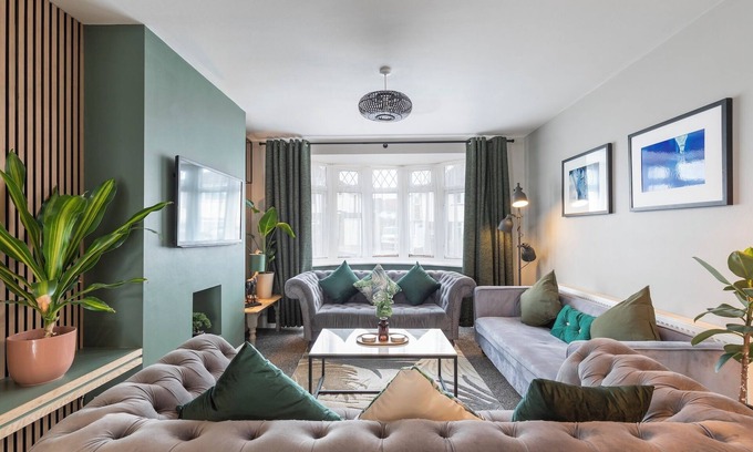 Portslade House | Melrose- Beautiful 4 bedroom home with parking