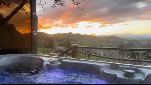 Te Kuiti House | Oceanfront Mels Retreat: Guest Rated 9/10 with Hot Tub