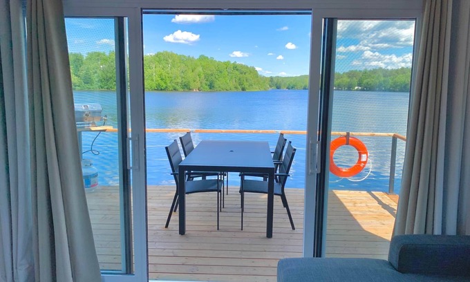 Mauricie House | Discover Melville Island Park 2: Cozy Floating House Experience