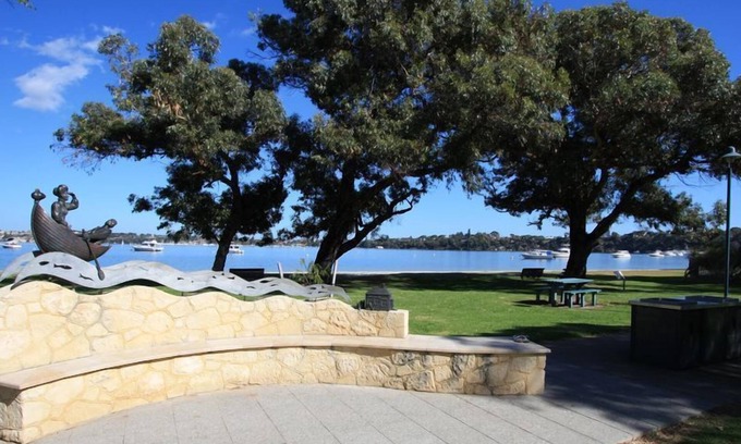 Claremont House | Pet-Friendly Melvista on the Park: City & Beach Oasis