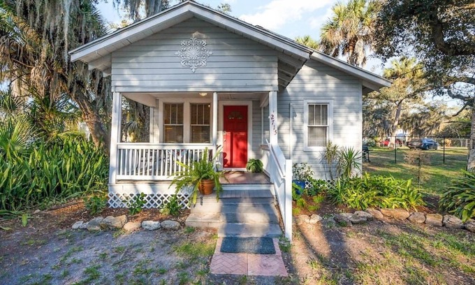 Melbourne House | Melwood Cottage: Pet-Friendly Retreat with Ocean View