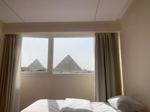 Al Haram House | Unforgettable Memphis Pyramids View with Family-Friendly Dining
