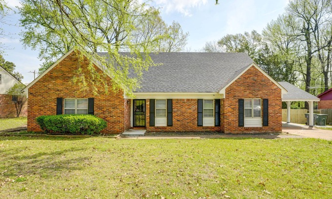 Whitehaven House | Convenient Memphis Rental - Steps from Graceland!