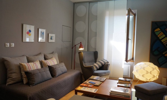 Menerbes Apartment | Bright Apartment in Menerbes: Guest Rated 10/10 Amenities