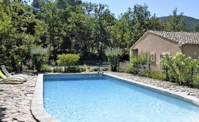 Menerbes House | Serene Holiday Home with Private Pool for Ideal Getaways