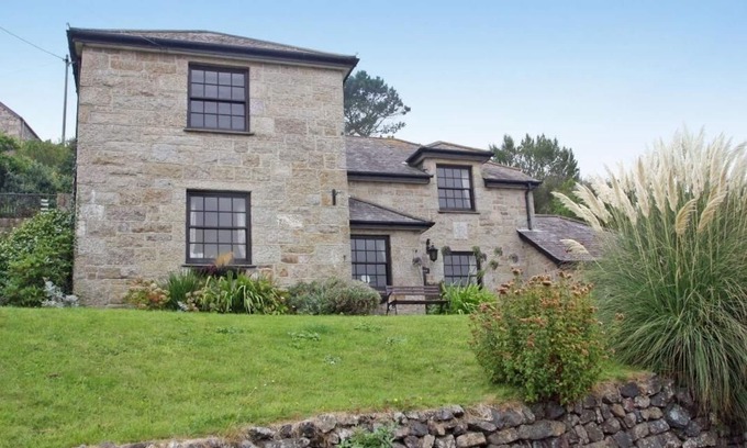 Cadgwith House | Pet-Friendly Mengarth: Relaxing Cottage Retreat in Cadgwith