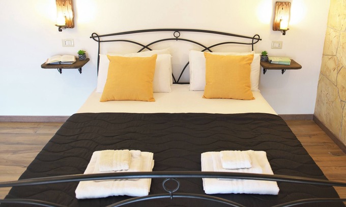 Olmedo House | Menhir Room 3: Cozy One Bedroom Guest House for Two