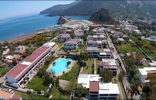 Vulcano Porto Apartment | Menichetta Bilo: Family-Friendly Stay with Free Pool Access