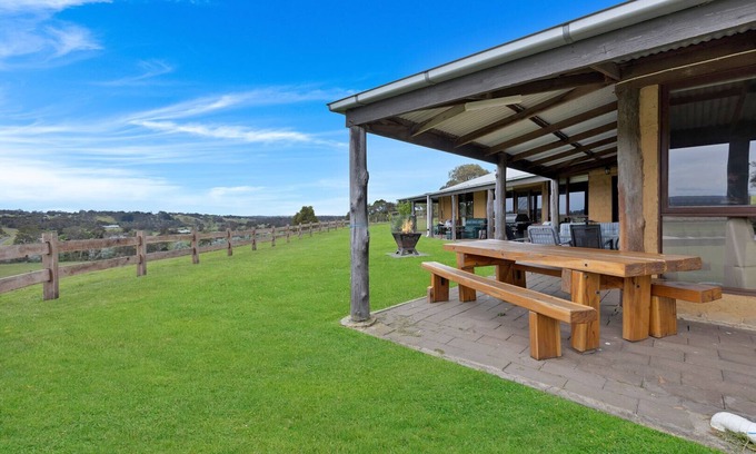 Bumberrah House | Relaxing River Escape: Pet-Friendly Getaway by Tambo