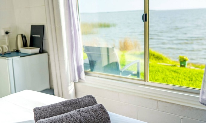 Bonney Hotel | Budget-Friendly Meningie's Waterfront Motel with Family Amenities