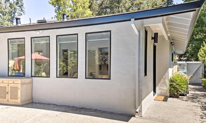Linfield Oaks Apartment | Discover Menlo Park Studio Near Stanford with Spa Access