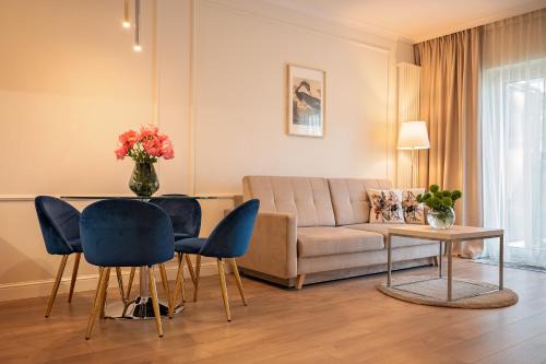 Mirow Apartment | Discover Mennica Residence: Top-Rated Family Getaway