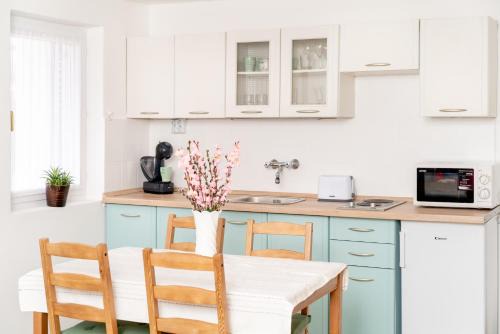 Zengovarkony Apartment | Guest Rated 9.7 at Menta Porta - Family-Friendly Retreat