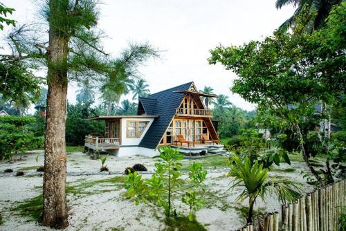 Siberut House | Relax at Mentawai Balcony: 4-Star Family-Friendly Retreat