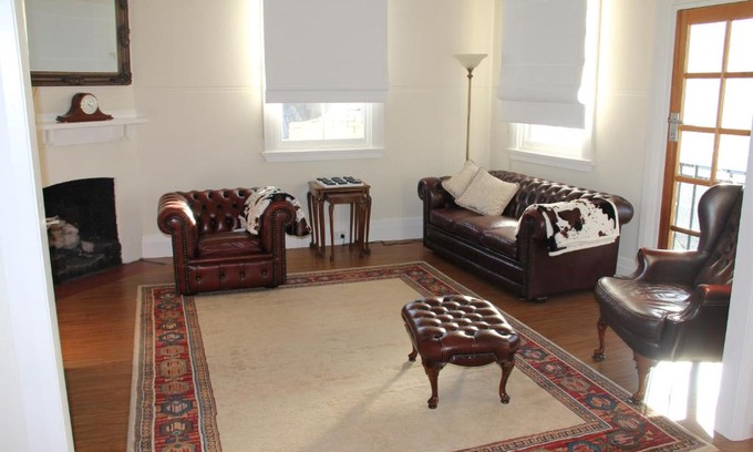 West Wyalong Bed & Breakfast | Comfortable Mentor Chambers Apartment with Breakfast & Hot Tub