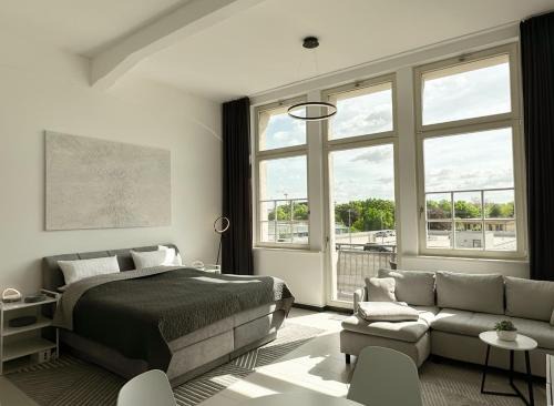 Zentrum-Suedost Apartment | Convenient MEOS 1 - Center with Balcony, Parking & Gym