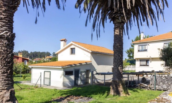 Oleiros House | Relaxing Retreat with Garden, Steps from the Beach