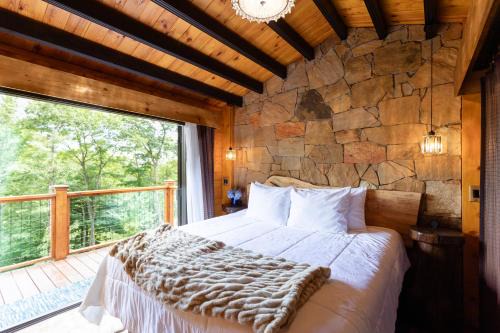 Brevard House | Experience New Log Cabins with Hot Tubs & Pet-Friendly Stays
