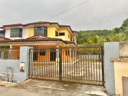 Kampung Chamang House | Affordable Stay at Meranti Homestay with Kitchen Amenities