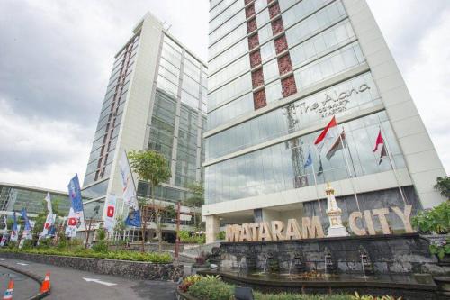 Mlati Apartment | Cozy Merapi View Apartment: Pool & Child-Friendly Oasis