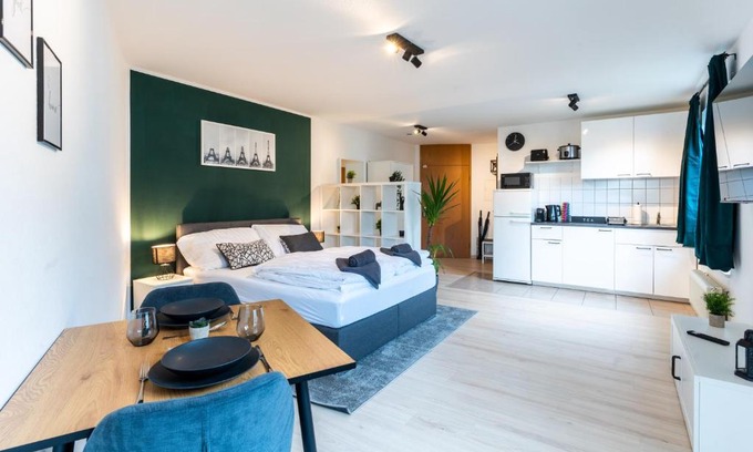 Dagersheim Apartment | Modern Mercedes I Stuttgart: Perfect for Families & Remote Work