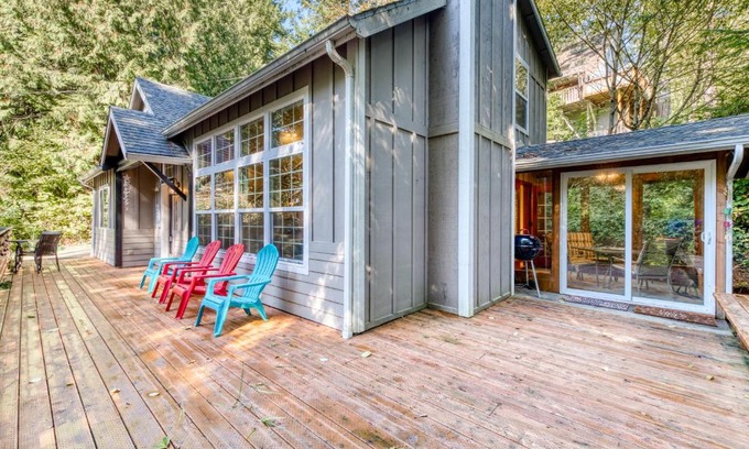 Florence House | Relaxing Mercer Creek Hideaway with Hot Tub Access
