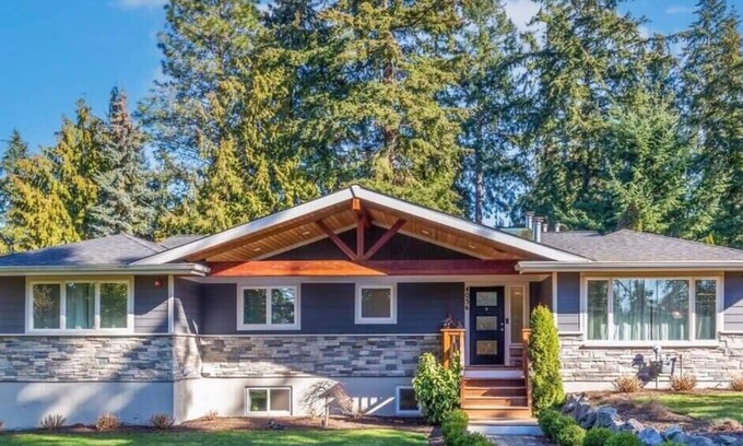 Mercer Island House | Modern Family Home on Mercer Island with Top Amenities
