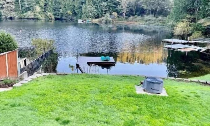 Florence House | Lakefront Escape: Moonshadow Retreat with Hot Tub & Dock