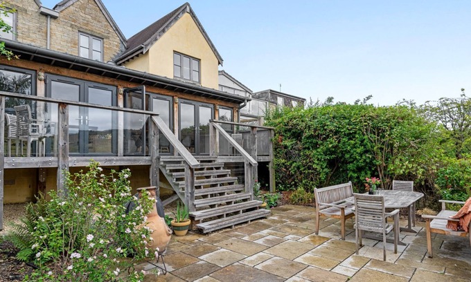 Winchcombe House | Family-Friendly Mercia House with Kitchen & Pet Amenities