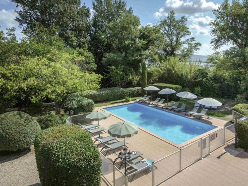 Cavaillon Hotel | Discover Mercure Cavaillon: Poolside Oceanfront Retreat