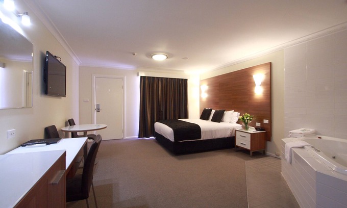 Wagga Wagga Hotel | Eco-Friendly Mercure Wagga Wagga with Pool & Dining