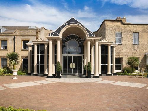 Skelton Hotel | Elegant Mercure York Fairfield Manor Hotel with Family Amenities
