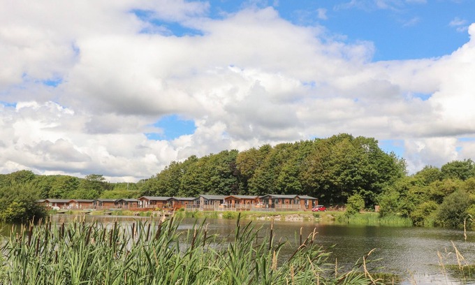 South Lakeland Leisure Village Cottage | Mereside: Family-Friendly Retreat with Pool in Carnforth