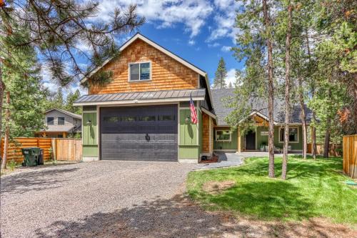 Oregon Water Wonderland House | Memorable Escapes at Merganser Memories with Hot Tub Bliss