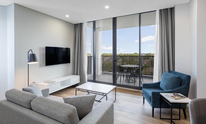 Mascot Hotel | Elegant Meriton Suites Mascot with Private Pool & Hot Tub