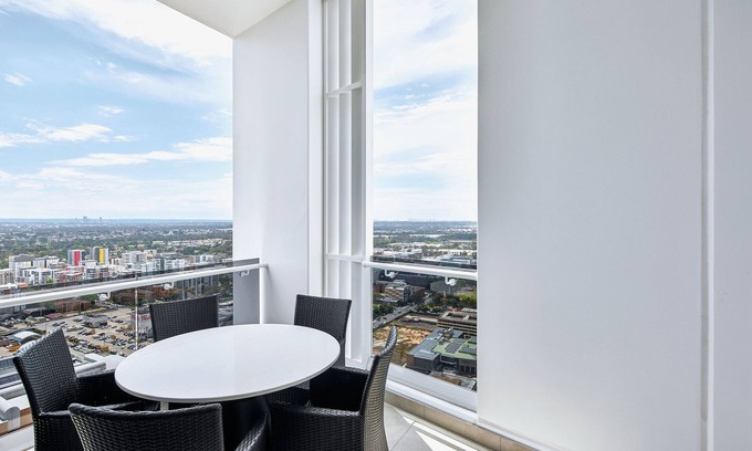 Liverpool Apartment | Unforgettable Stay at Meriton Suites Liverpool - 4 Star Comfort