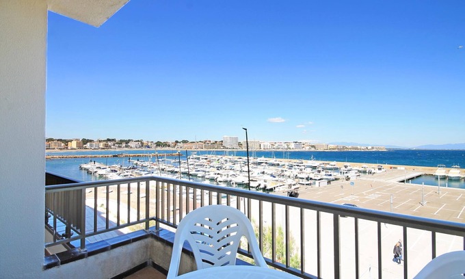 L'Escala Apartment | Meritxell: Oceanfront Apartment with Marina Views & Spa
