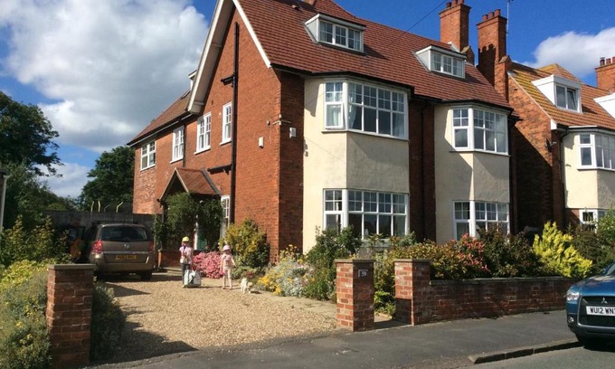 Hornsea House | Premier Stay at Merlstead House - Guest Rated 10/10