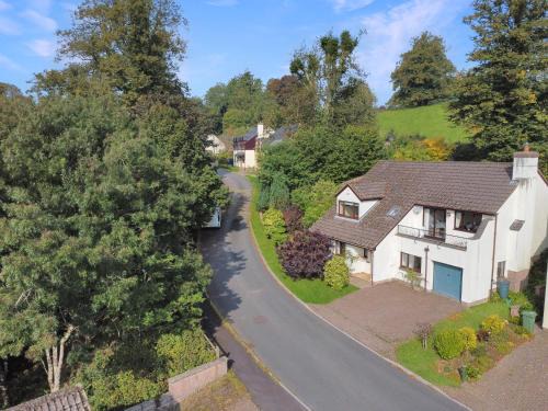 Dulverton House | Discover Merrijig: Family-Friendly Stay with Hot Tub Bliss