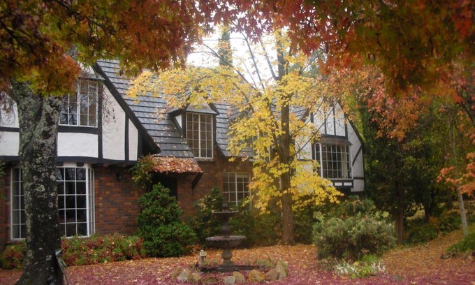 Bright House | Inviting Merrimeet Cottages: Rated 9/10 and Family-Friendly
