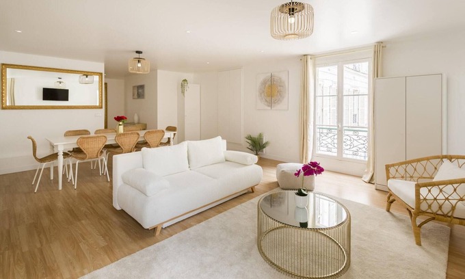 8th Arrondissement Apartment | Champs Elysées: Cozy 4 Bedroom Apartment with Spa Access