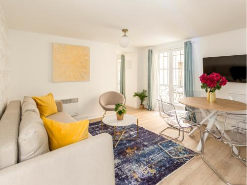 Paris City Center Apartment | Cozy 3-Bedroom Apartment near the Louvre - Family Friendly