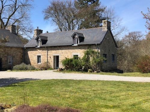 Saint-Nicolas-du-Pelem House | Enchanting Cottage in 7.5 Hectares Park - Perfect for Families