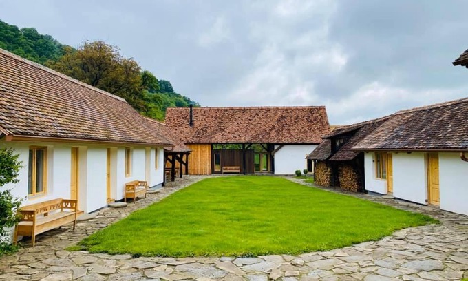 Bunesti Bed & Breakfast | Discover Mesendorf Gasthaus: Top-Rated Family Retreat