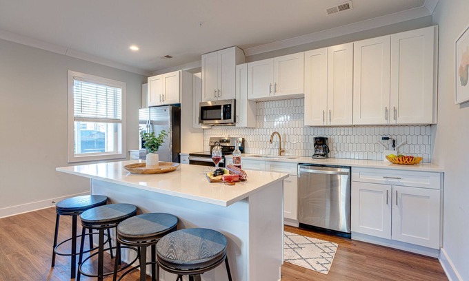 Melrose House | Experience Melrose: 5 Mins to Broadway with Rooftop Deck