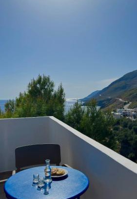 Khora Sfakion Apartment | Oceanfront Mesohori Studios: Pet-Friendly & Family Ready
